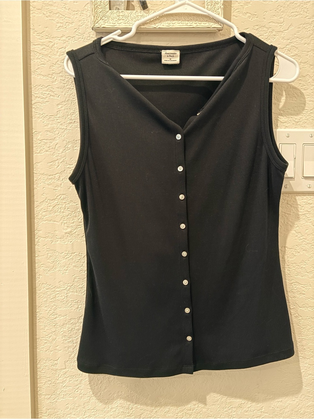 Abercrombie & Fitch Black Sleeveless Button-Front Tank